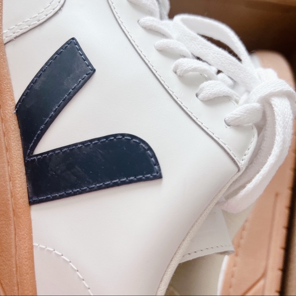 Veja Mens V-12 Sneakers - Extra White/Nautico/Gum Sole Size 43 - Picture 12 of 14